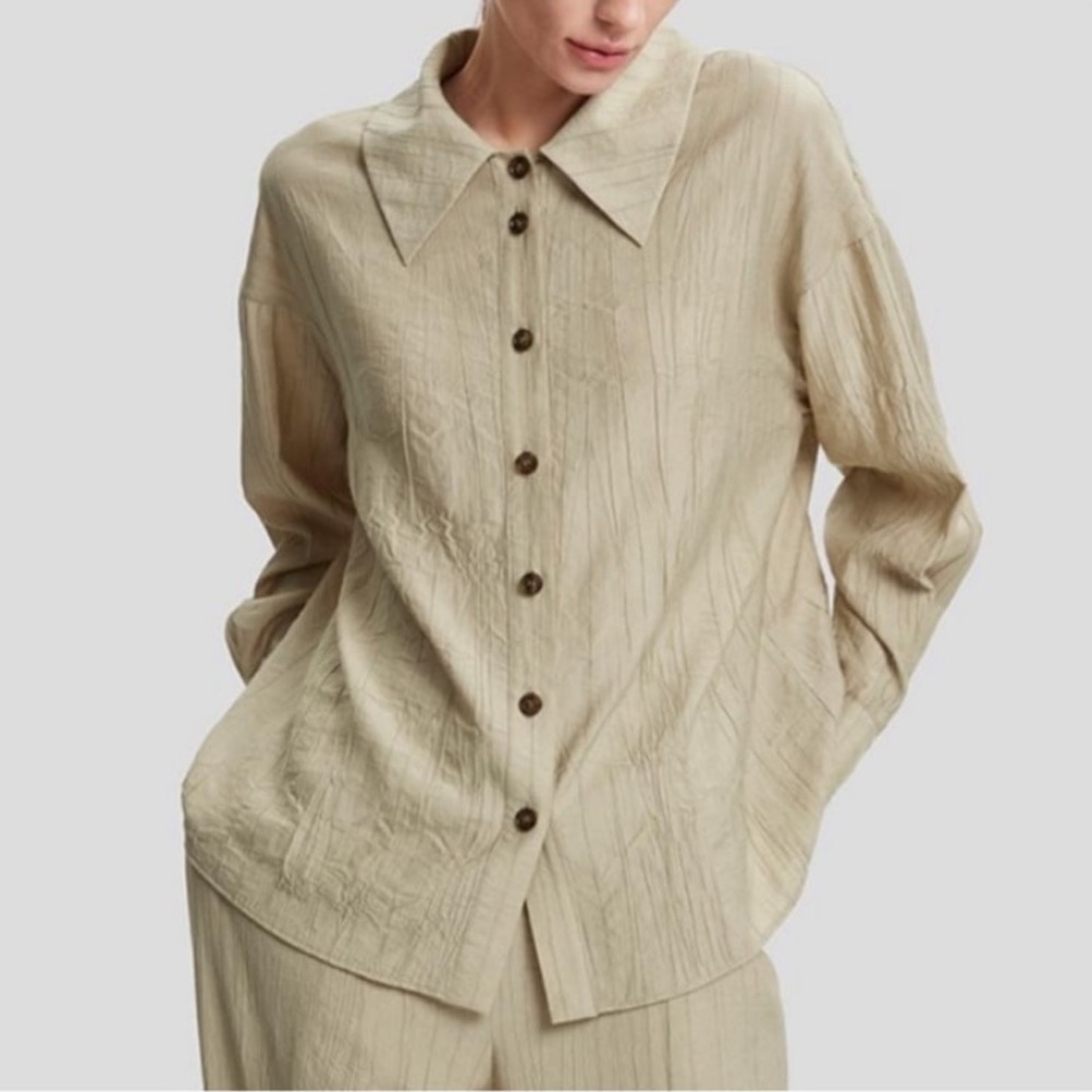Lattelier Women’s Crimped Texture Button Up Blouse in Pale Khaki Size Large
